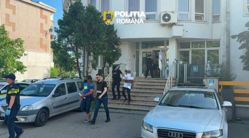 Bătaie ca-n filme pe malul Mureșului! Șapte oameni au fost săltați după intervenția mascaților și a jandarmilor Bătaie ca-n filme pe malul Mureșului! Șapte oameni au fost săltați după intervenția mascaților și a jandarmilor