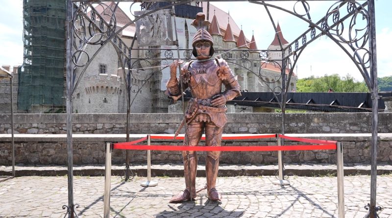 CAVALERUL S-A ÎNTORS PE CASTEL