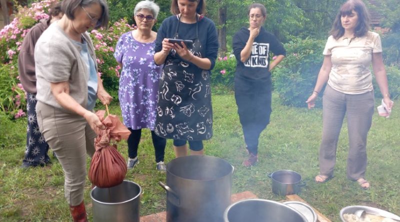 În Apuseni, în lumea coloranților naturali. Reţete vechi pentru veşminte care înfruntă istoria