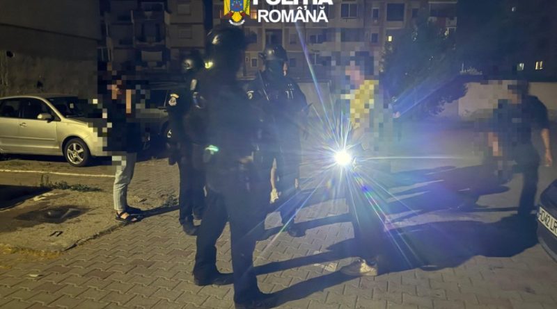 Intervenție în forță după un caz grav de lipsire de libertate în familie, în Hațeg