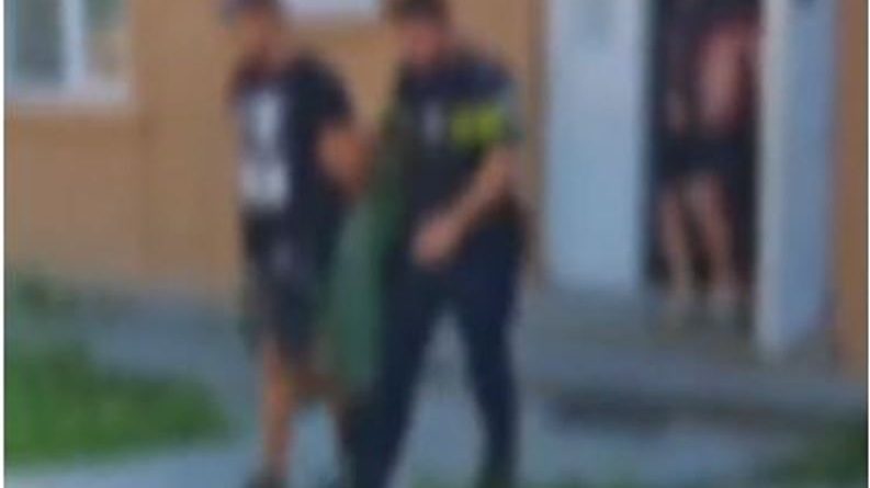 Agresiune în Vața de Jos. Două ordine de protecție emise și doi tineri reținuți