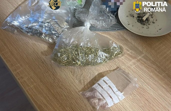 Percheziții și rețineri într-un dosar de trafic cu substanțe psihoactive. Un bărbat a fost arestat preventiv Percheziții și rețineri într-un dosar de trafic cu substanțe psihoactive. Un bărbat a fost arestat preventiv