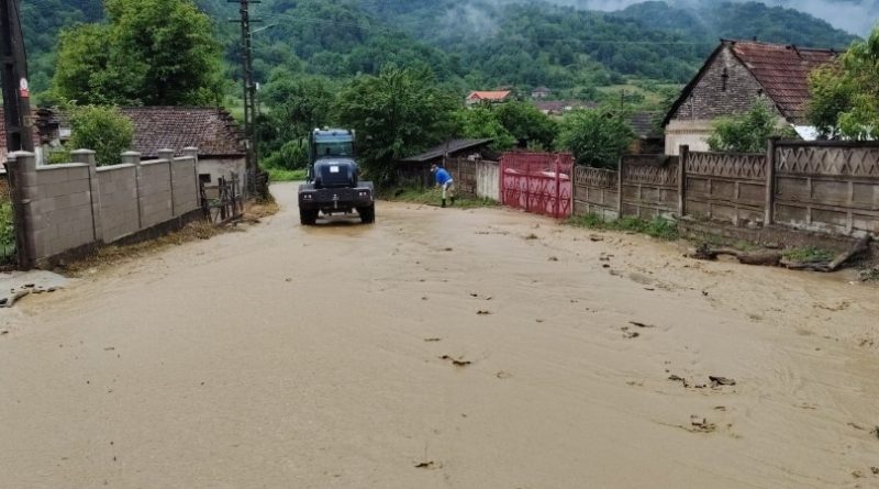 Furtunile au lovit mai multe localități din Hunedoara. Pompierii au intervenit la copaci căzuți, inundații și avarii la rețeaua electrică