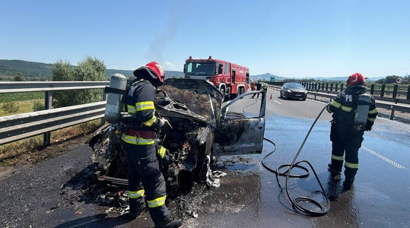 Incendiu pe autostrada A1. Un autoturism a luat foc în mers, iar doi oameni s-au salvat la timp