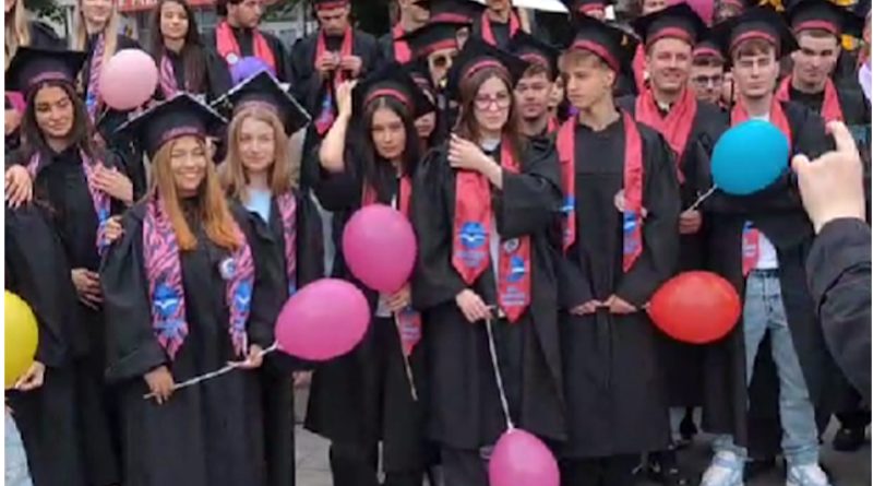 Parada absolvenților la Petroșani. Sute de tineri în robe au inundat străzile orașului înainte de Bacalaureat