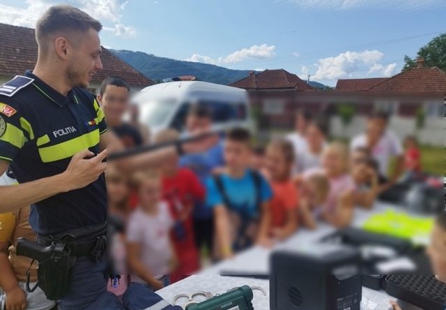 Vacanță cu lecții de viață. Polițiștii le-au vorbit copiilor din Orăștioara de Sus despre cum să fie în siguranță