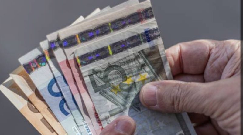 I-a cerut alimente, apoi i-a furat peste 5.000 de euro din casă. Suspecta este o adolescentă de 17 ani