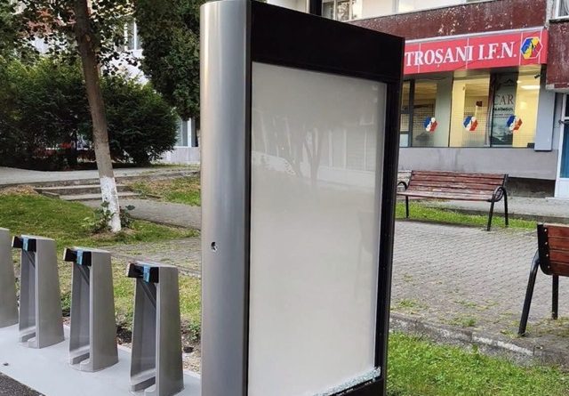 Panoul stației de biciclete, distrus la scurt timp de la amplasare