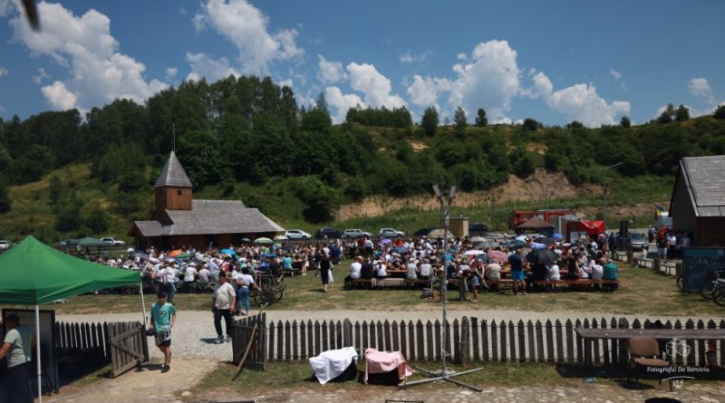 Apel inedit al Primăriei Petrila: Peste 60 de farfurii metalice au „plecat” acasă cu mesenii de la Nedeia Momârlanilor