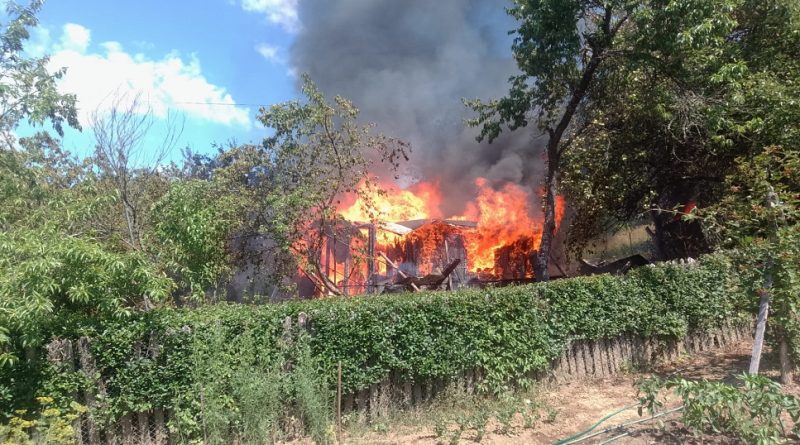 Incendiu la o cabană din lemn, în Crișcior. Pompierii au intervenit cu apă adusă din trei fântâni din zonă