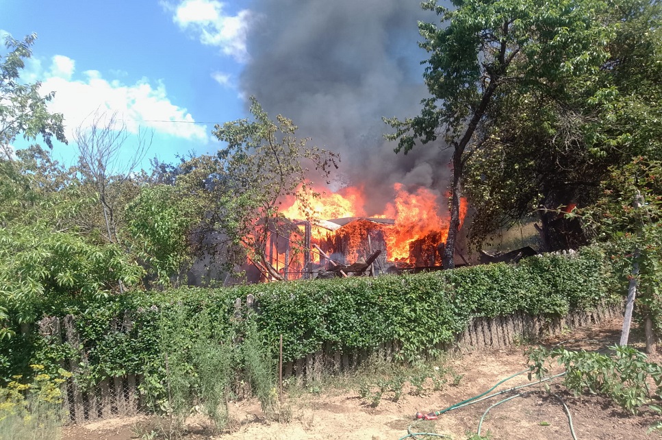Incendiu la o cabană din lemn, în Crișcior. Pompierii au intervenit cu apă adusă din trei fântâni din zonă