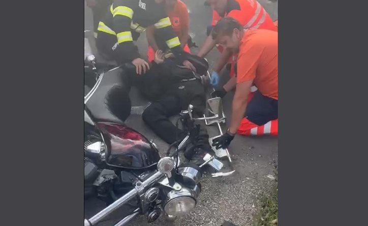 Accident pe DN 66, în Petroșani. Motociclist și pasageră răniți după o coliziune cu un autoturism