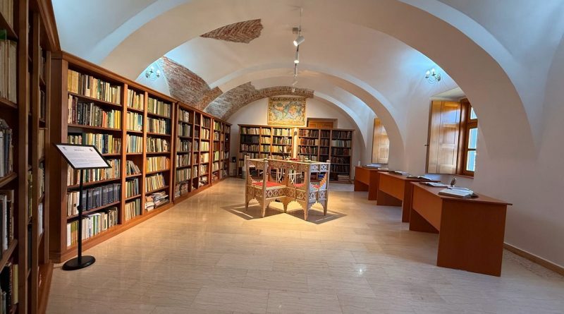 O BIBLIOTECĂ MAI BOGATĂ