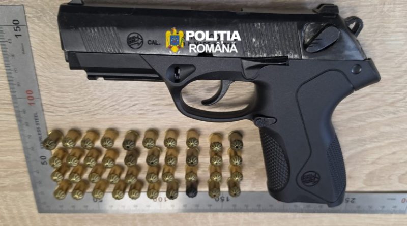 Armă neletală și 40 de cartușe, găsite de polițiști după un scandal într-un apartament din Uricani Armă neletală și 40 de cartușe, găsite de polițiști după un scandal într-un apartament din Uricani
