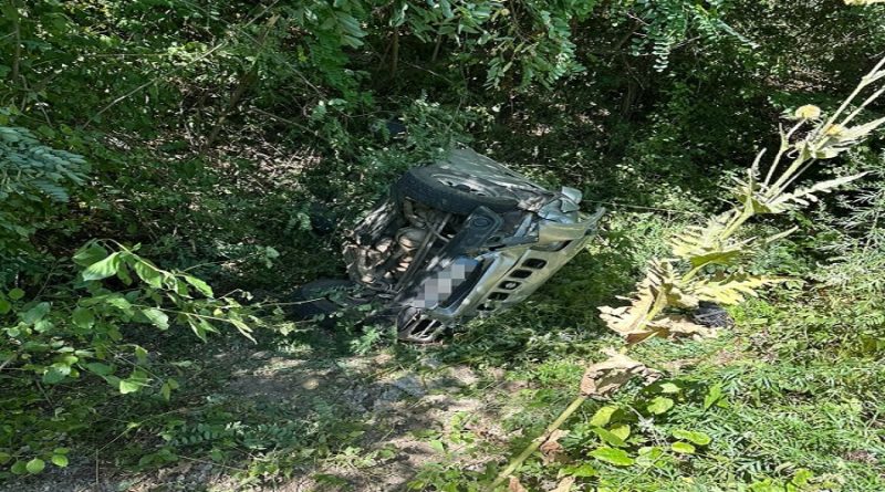 Accident pe DJ 687, între Hunedoara și Călan. Un șofer a fost salvat după ce mașina sa a căzut într-o râpă