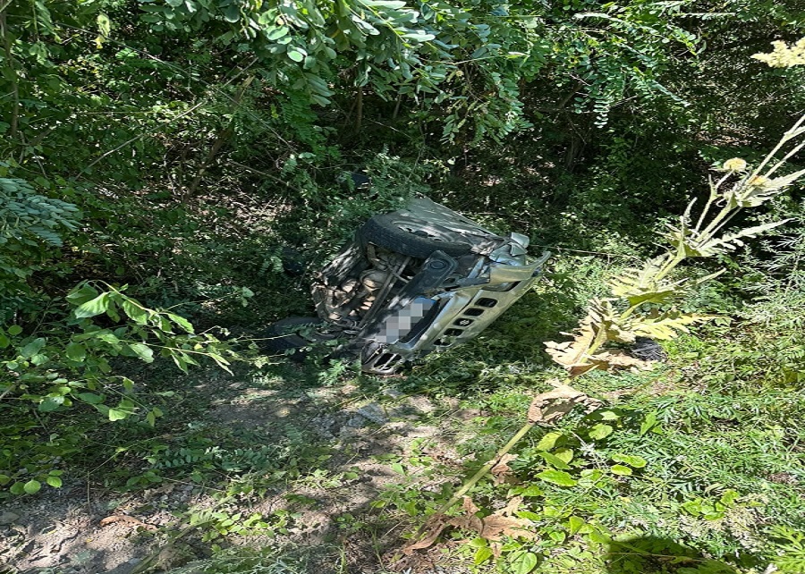 Accident pe DJ 687, între Hunedoara și Călan. Un șofer a fost salvat după ce mașina sa a căzut într-o râpă