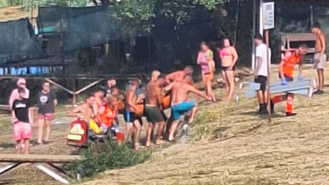 Tânăr de 25 de ani, la un pas de înec în Lacul Cinciș. Doi pompieri, tată și fiu, au intervenit imediat