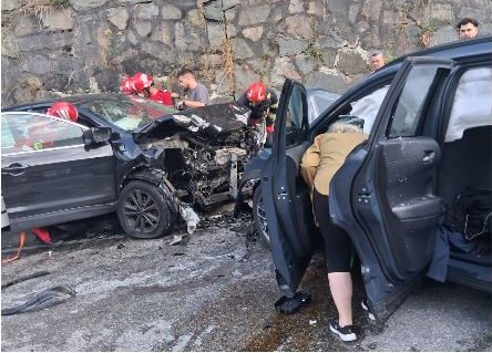 Un minor și două persoane au ajuns la spital după un accident rutier pe DN 66