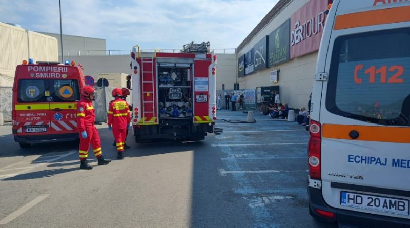 Peste 300 de oameni s-au autoevacuat din Auchan Deva, după ce mall-ul s-a umplut de fum