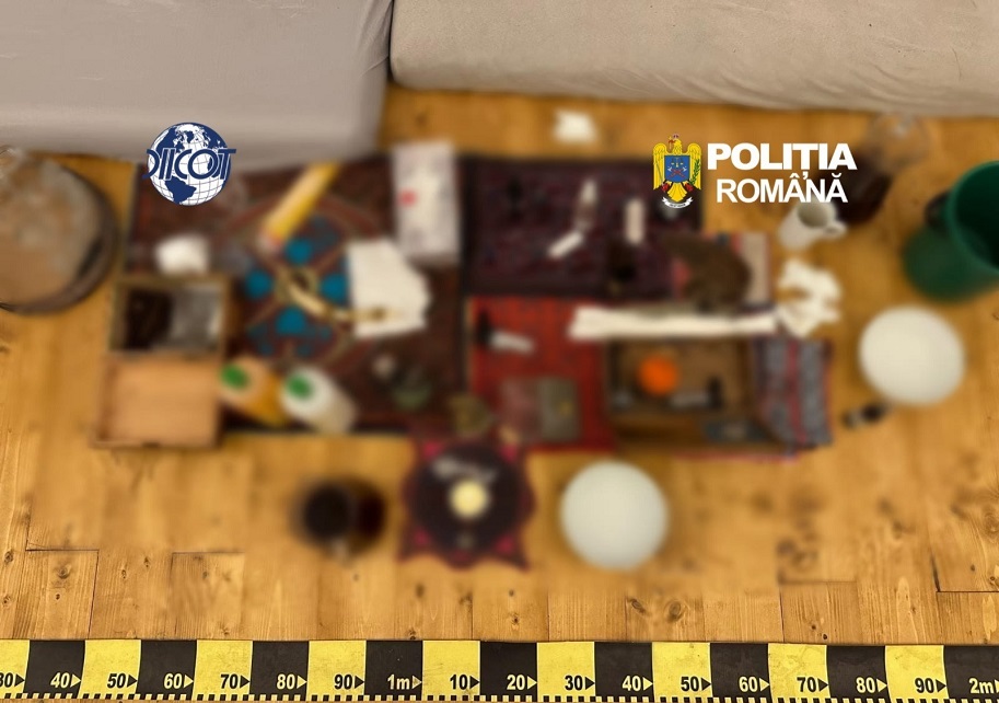 Trei persoane, cercetate pentru trafic internațional și intern de droguri de mare risc. „Ritualuri amazoniene”, oprite de polițiști la o pensiune din Boșorod