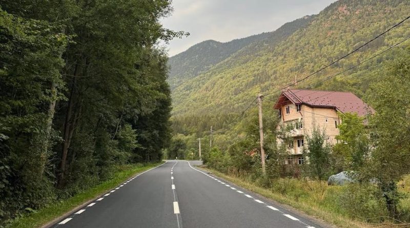 Asfalt nou pe DN 66A, între Câmpu lui Neag și Aninoasa. Urmează marcajele