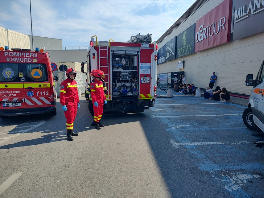 INCENDIU LA MALL