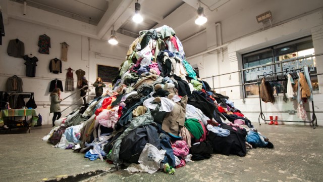 Colectarea separată a deșeurilor textile devine obligatorie în Petrila. Unde pot fi predate hainele și textilele uzate