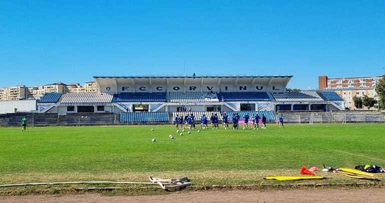 Începe demolarea vechiului Stadion Corvinul