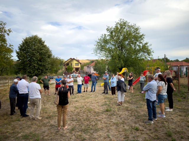 Drumurile, trotuarele și rețelele de utilități, printre problemele discutate de locuitorii din Bârcea Mică
