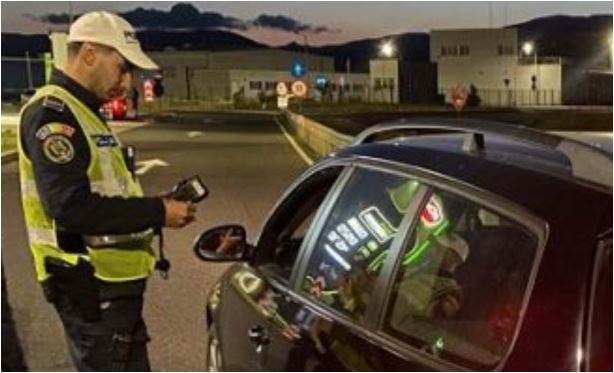 A lăsat mașina pornită pentru un minut, iar polițiștii au găsit-o pe A1