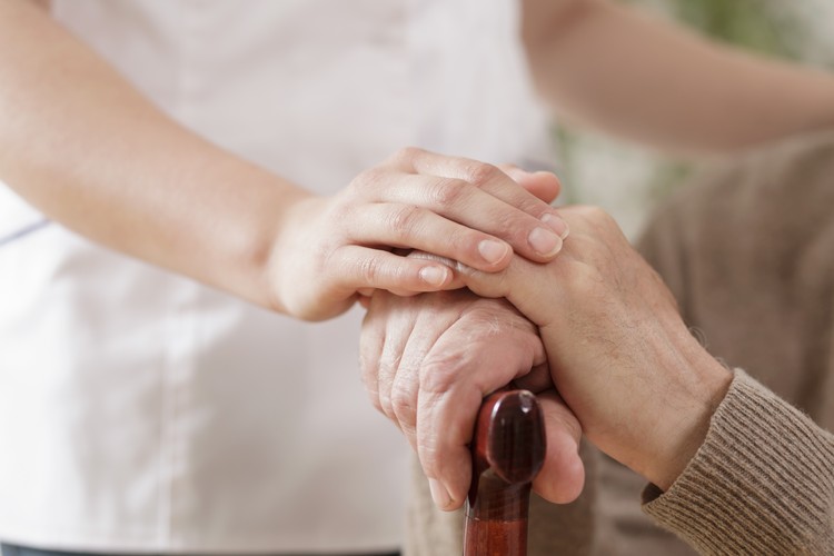 Românii care îngrijesc bătrâni în străinătate pot câștiga peste 2.000 de euro. Unde sunt cele mai bune oferte