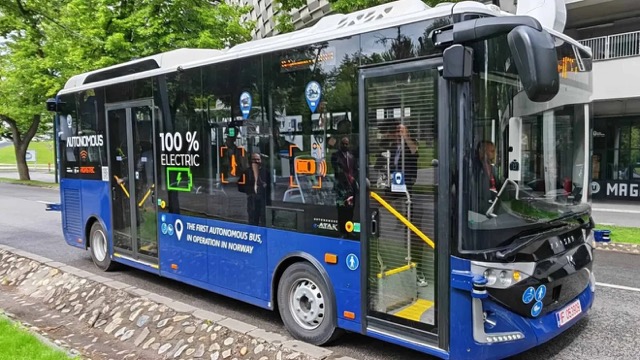 Cum încearcă administrația unui oraș din vestul țării să-i scoată pe oameni din mașini și să reducă aglomerația din trafic. Cu 1 leu, circuli 24 de ore cu autobuzul