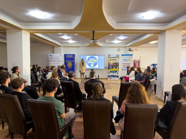 Tinerii din Deva, pregătiți să transforme ideile în proiecte: A fost lansată „Academia Liderilor de Mâine”