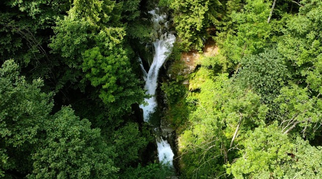 Traseul din Retezat care te poartă printre cascade. Cum arată Valea Mării toamna